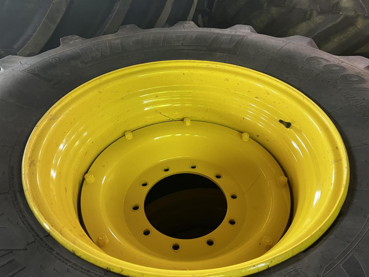 Michelin 600/70R30 - Pneu pour Machine agricole: photos 5 Michelin 600/70R30 - Pneu pour Machine agricole: photos 5