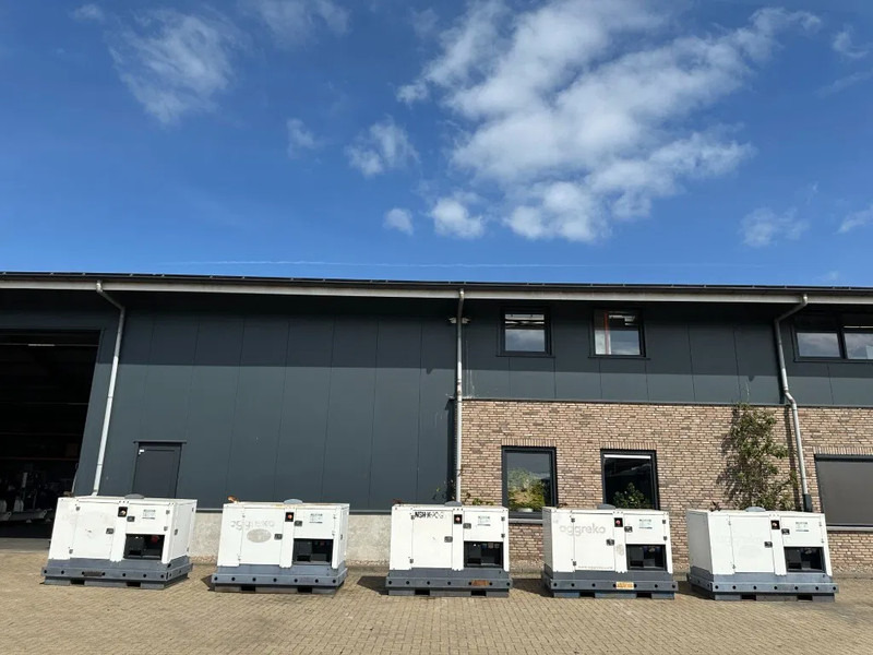 Groupe électrogène Iveco FPT F32 AM1A Leroy Somer 32 kVA Silent generatorset 408 hours !: photos 11 Groupe électrogène Iveco FPT F32 AM1A Leroy Somer 32 kVA Silent generatorset 408 hours !: photos 11