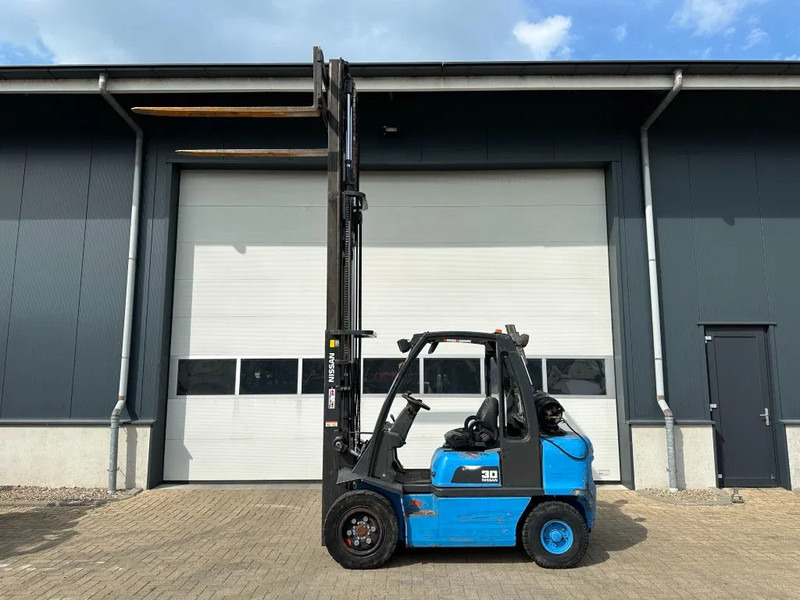 Nissan UGD02A30P0 3 ton Triplex Freelift LPG Heftruck - Chariot élévateur à gaz: photos 2 Nissan UGD02A30P0 3 ton Triplex Freelift LPG Heftruck - Chariot élévateur à gaz: photos 2