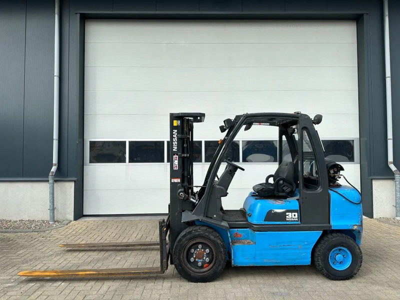 Nissan UGD02A30P0 3 ton Triplex Freelift LPG Heftruck - Chariot élévateur à gaz: photos 1 Nissan UGD02A30P0 3 ton Triplex Freelift LPG Heftruck - Chariot élévateur à gaz: photos 1