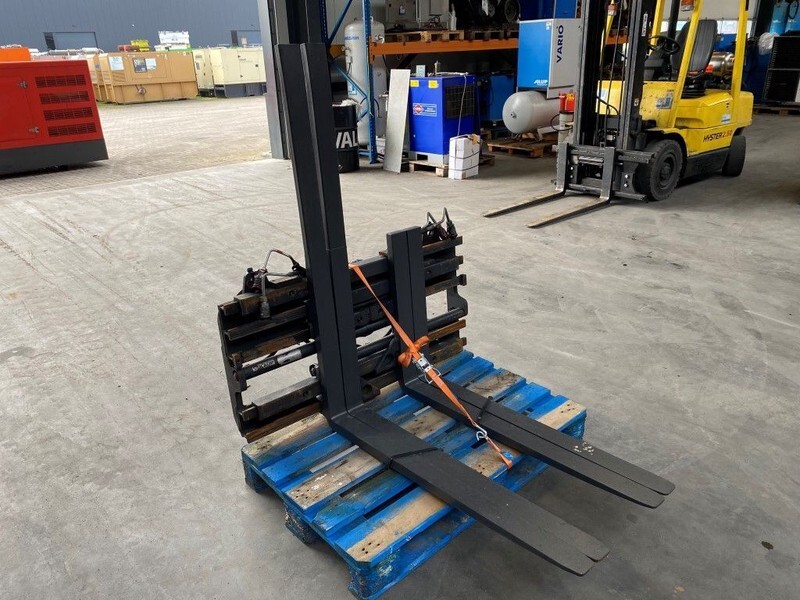 Still FEM2 Vorkenbord Positioner Vorkenversteller Sideshift - Fourches: photos 1 Still FEM2 Vorkenbord Positioner Vorkenversteller Sideshift - Fourches: photos 1