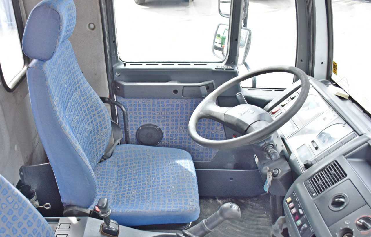 Photo d'intérieur 1: Camion benne, Camion grue MAN LE 18.280 Kipper 3,70 m + PK 9501 /4x4