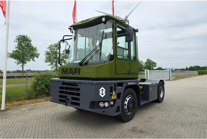 Mafi R336 4x4 - Tracteur portuaire: photos 1 Mafi R336 4x4 - Tracteur portuaire: photos 1