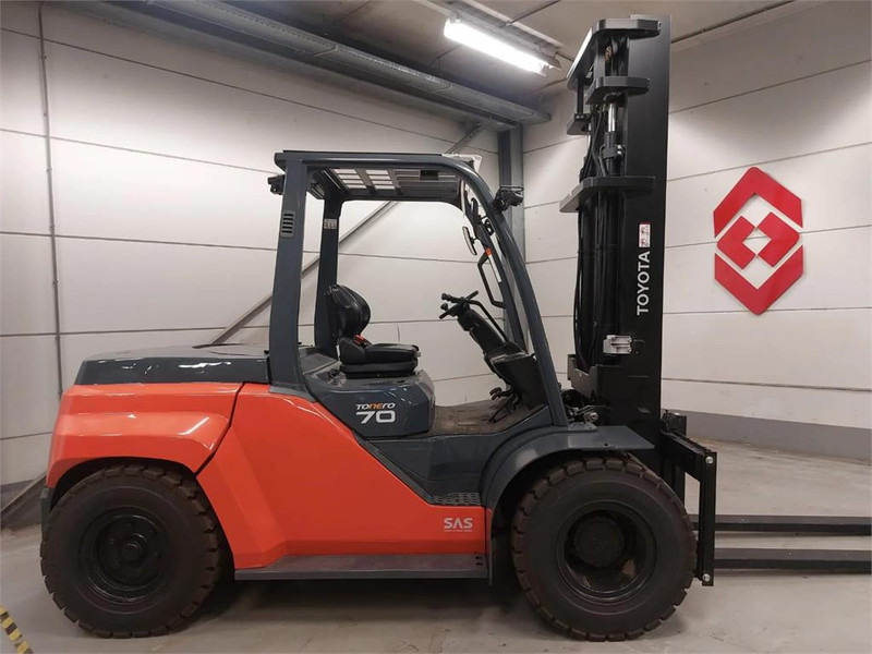 Toyota 8FD70F - Chariot élévateur diesel: photos 1 Toyota 8FD70F - Chariot élévateur diesel: photos 1