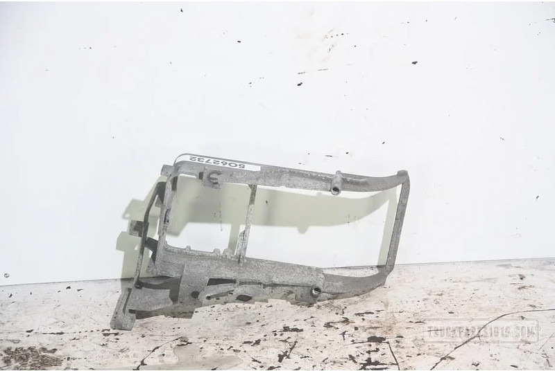 DAF CF 1372801 Koplampsteun Li. CF - Carrosserie et extérieur pour Camion: photos 1 DAF CF 1372801 Koplampsteun Li. CF - Carrosserie et extérieur pour Camion: photos 1