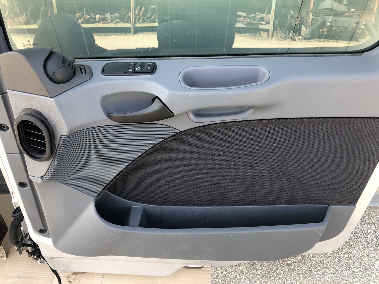 DOOR ACTROS MP2-3 LEFT AND RIGHT MEGA SPACE CAB - Portière et pièces pour Camion: photos 5 DOOR ACTROS MP2-3 LEFT AND RIGHT MEGA SPACE CAB - Portière et pièces pour Camion: photos 5