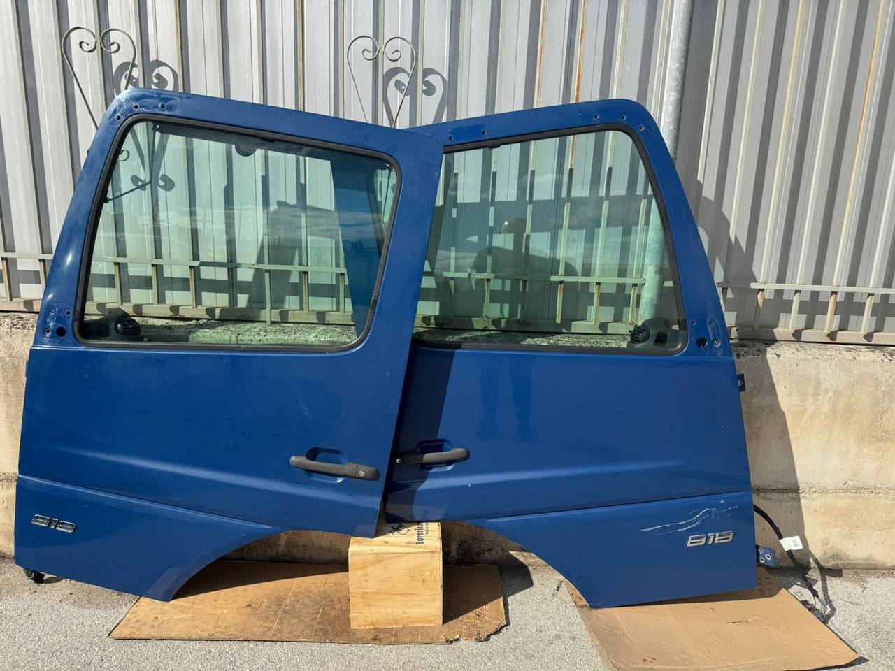 DOOR MERCEDES ATEGO 4 (LEFT AND RIGHT) - Cabine et intérieur: photos 1 DOOR MERCEDES ATEGO 4 (LEFT AND RIGHT) - Cabine et intérieur: photos 1