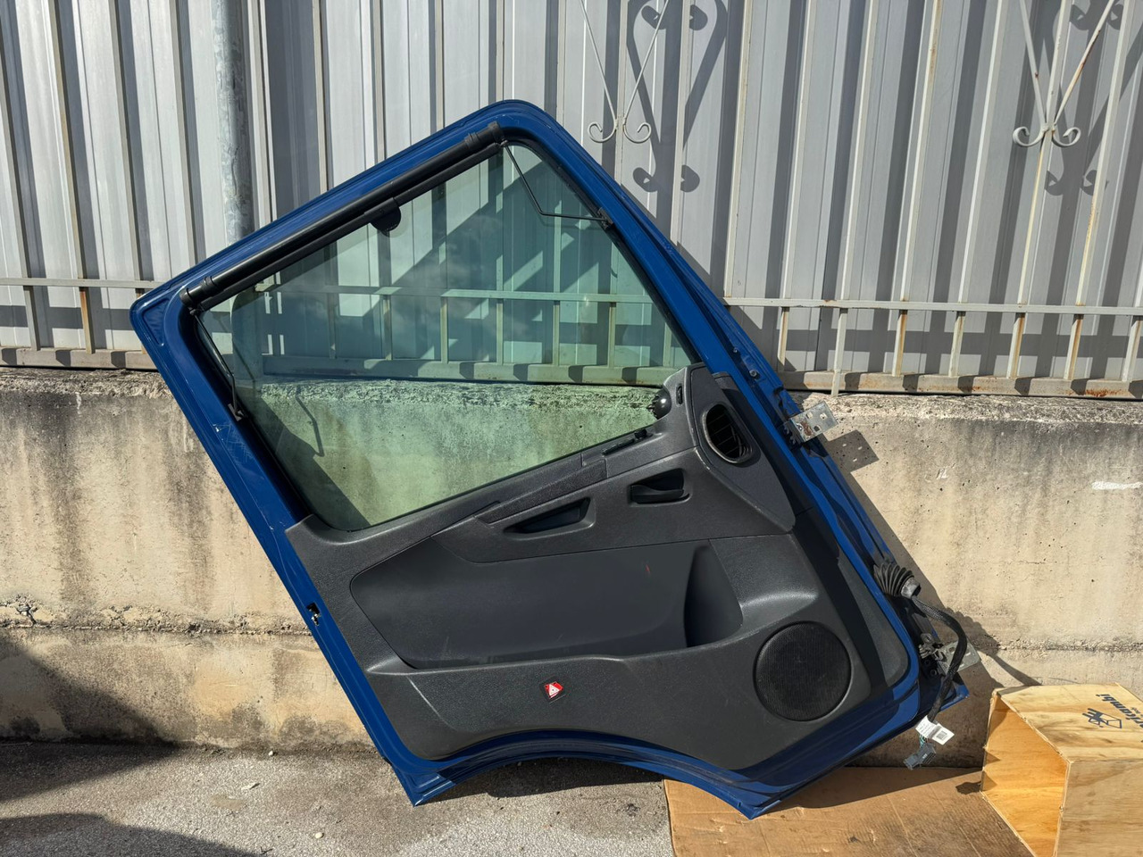 DOOR MERCEDES ATEGO 4 (LEFT AND RIGHT) - Cabine et intérieur: photos 5 DOOR MERCEDES ATEGO 4 (LEFT AND RIGHT) - Cabine et intérieur: photos 5