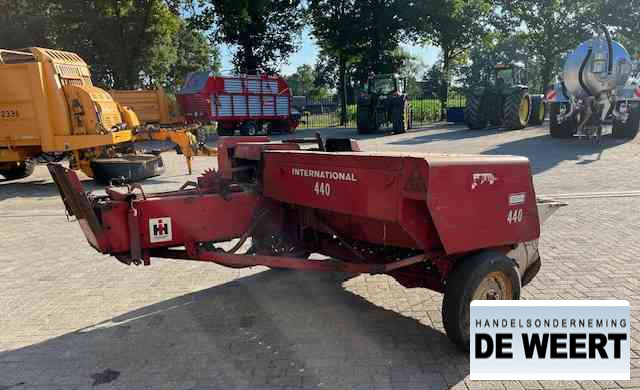 International 440 - Presse à balles cubiques: photos 5 International 440 - Presse à balles cubiques: photos 5