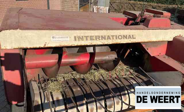 International 440 - Presse à balles cubiques: photos 3 International 440 - Presse à balles cubiques: photos 3