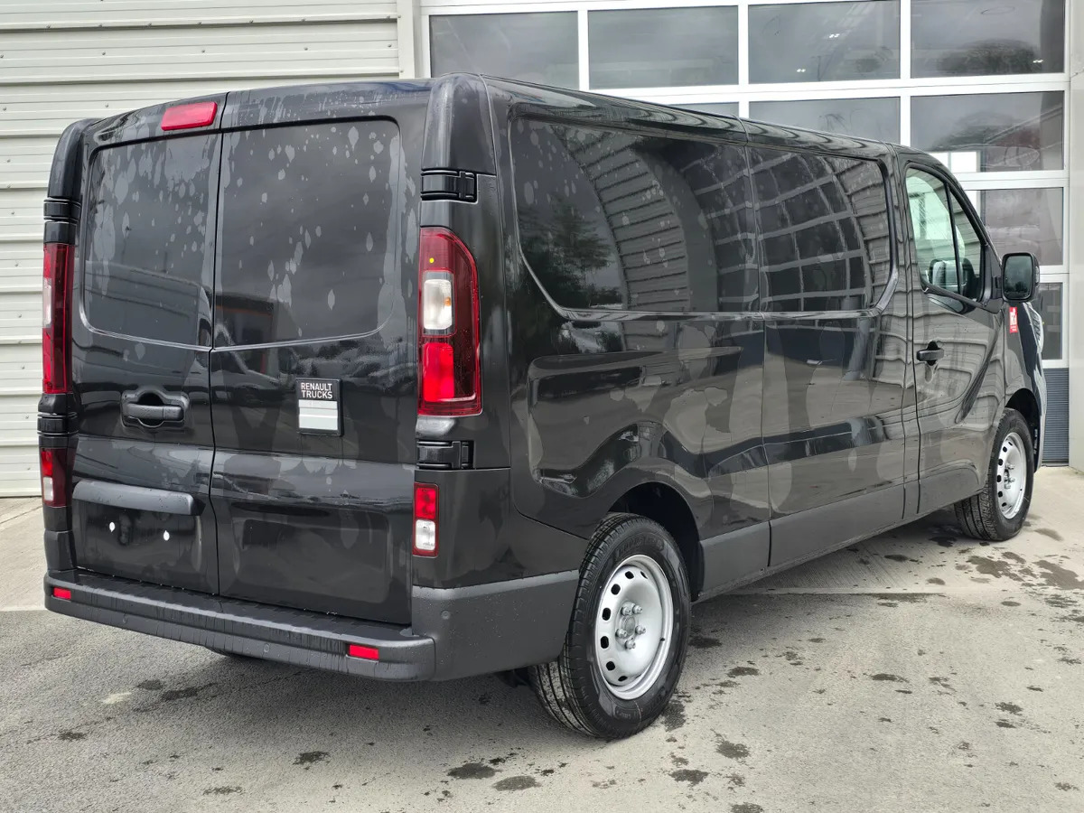 New Renault Trafic Red Edition -150BHP - Fourgonnette: photos 4 New Renault Trafic Red Edition -150BHP - Fourgonnette: photos 4