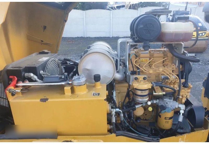 Compacteur Caterpillar CB 24B road roller: photos 10 Compacteur Caterpillar CB 24B road roller: photos 10