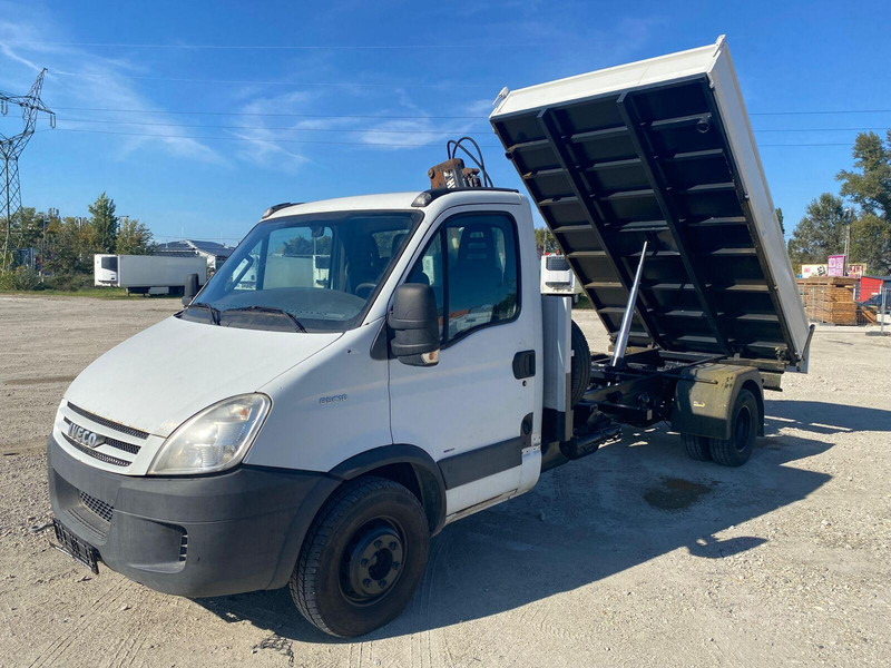 Iveco Daily 65 C 18 - 3 sided Tipper + HIAB 033T Crane - Utilitaire benne: photos 1 Iveco Daily 65 C 18 - 3 sided Tipper + HIAB 033T Crane - Utilitaire benne: photos 1