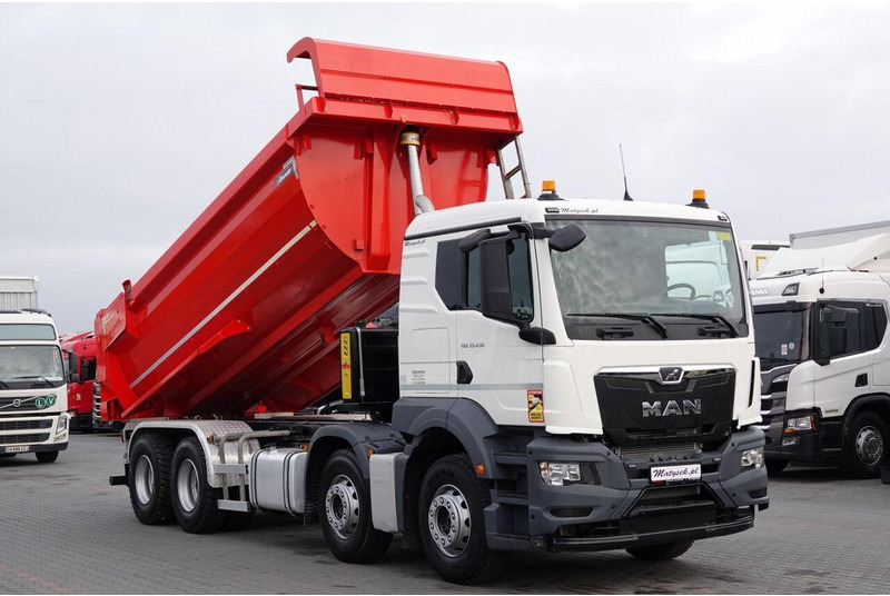 MAN TGS 35.430 / 8X4 / WYWROTKA TYLNOZSYPOWA / HYDROKLAPA / OPONY 10 - Camion benne: photos 4 MAN TGS 35.430 / 8X4 / WYWROTKA TYLNOZSYPOWA / HYDROKLAPA / OPONY 10 - Camion benne: photos 4