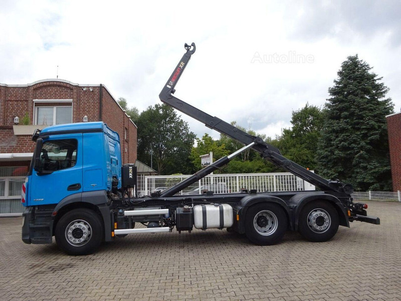 Camion ampliroll Mercedes-Benz Antos 2533 - Hook lift truck 6x2: photos 7 Camion ampliroll Mercedes-Benz Antos 2533 - Hook lift truck 6x2: photos 7