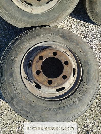 TOYOTA 4 x used 7.50-16 LT tyres on 6 studs rims for Toyota Dyna 300 - Roue complète: photos 5 TOYOTA 4 x used 7.50-16 LT tyres on 6 studs rims for Toyota Dyna 300 - Roue complète: photos 5