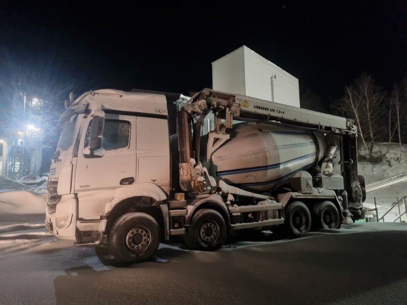 Mercedes-Benz 3251 / 9 m3 mixer + Liebher 12+4 - Camion malaxeur: photos 1 Mercedes-Benz 3251 / 9 m3 mixer + Liebher 12+4 - Camion malaxeur: photos 1