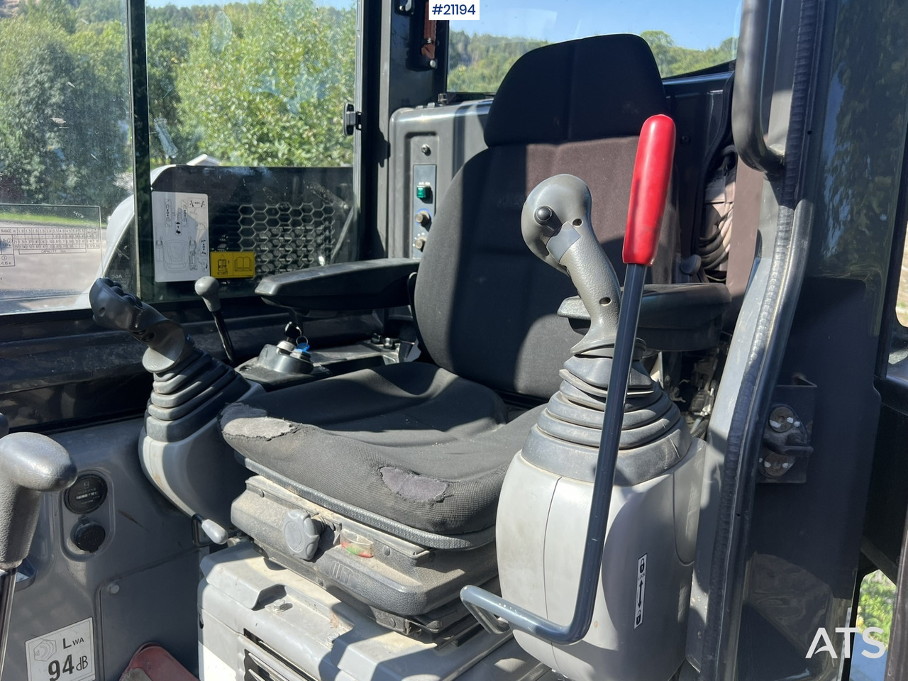 Pelle sur chenille New Holland E55B: photos 17
