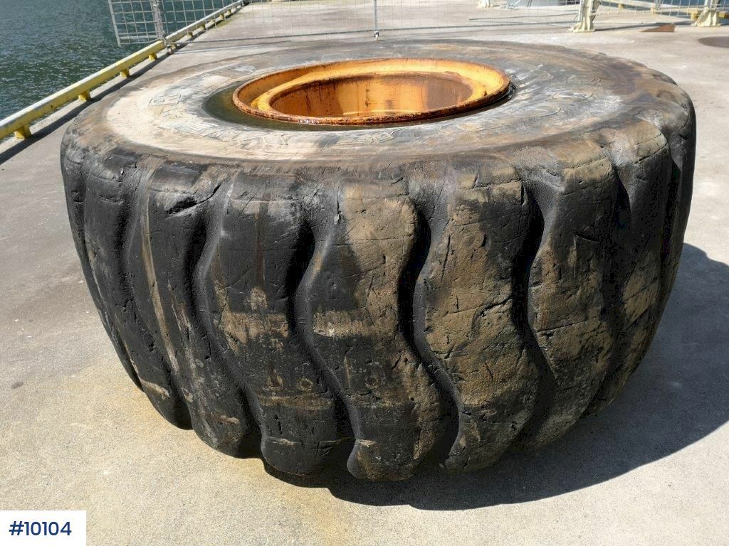 Tires and rims for Volvo A40 - Roue complète pour Tombereau articulé: photos 1 Tires and rims for Volvo A40 - Roue complète pour Tombereau articulé: photos 1