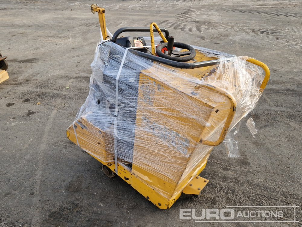Dynapac LF80 Walk Behind Compaction Plate + Barikell Walk Behind Asphalt Saw - Travaux routiers: photos 2 Dynapac LF80 Walk Behind Compaction Plate + Barikell Walk Behind Asphalt Saw - Travaux routiers: photos 2