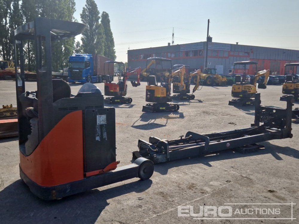 Fenwick-Linde R14 Ride on Electric Pallett Truck, 2 Stage Mast - Chariot à mât rétractable: photos 3 Fenwick-Linde R14 Ride on Electric Pallett Truck, 2 Stage Mast - Chariot à mât rétractable: photos 3