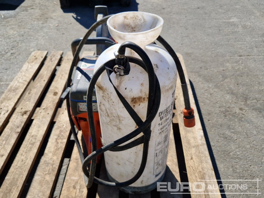 Husqvarna K770 Handheld Quickcut Saw with Water Sprayer - Travaux routiers: photos 4 Husqvarna K770 Handheld Quickcut Saw with Water Sprayer - Travaux routiers: photos 4