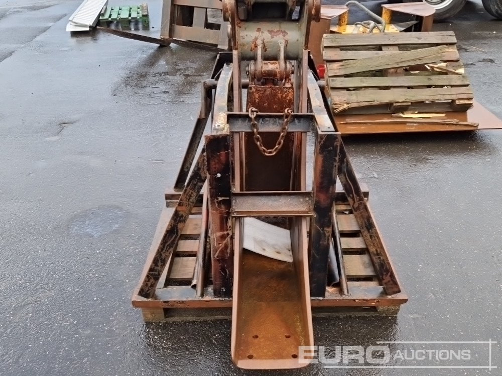 Liebherr 14" Tip Out Digging Bucket - Godet: photos 5 Liebherr 14" Tip Out Digging Bucket - Godet: photos 5
