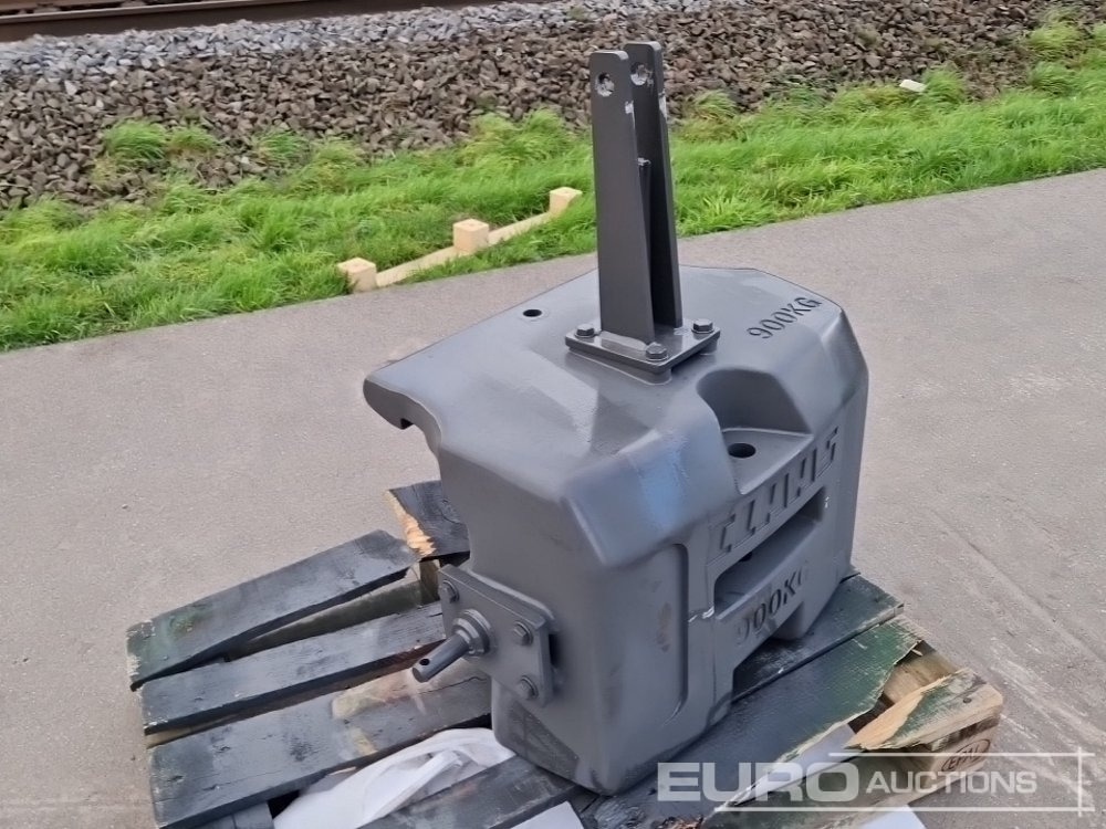 Unused 2025 Claas 900kg Cast Iron Block Weight. Can be Mounted on the Front Weight Carrier, Front Hitch or Rear Hitch - Machine agricole: photos 4 Unused 2025 Claas 900kg Cast Iron Block Weight. Can be Mounted on the Front Weight Carrier, Front Hitch or Rear Hitch - Machine agricole: photos 4