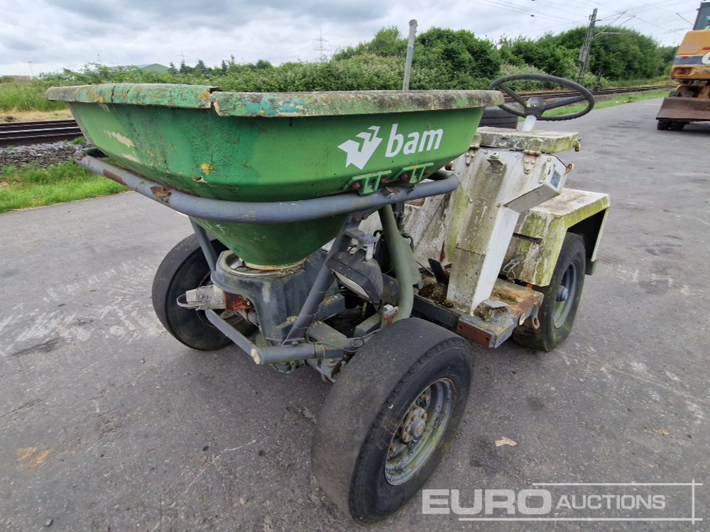 Ride on Spreader - Distributeur d'engrais: photos 1 Ride on Spreader - Distributeur d'engrais: photos 1