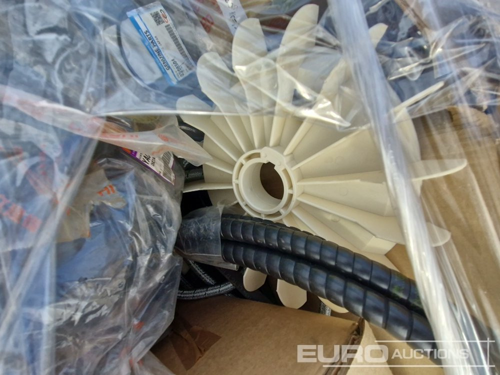 Unused Pallet of Assorted Spare Parts, Hitachi, Fuchs, Deutz - Moteur: photos 3 Unused Pallet of Assorted Spare Parts, Hitachi, Fuchs, Deutz - Moteur: photos 3