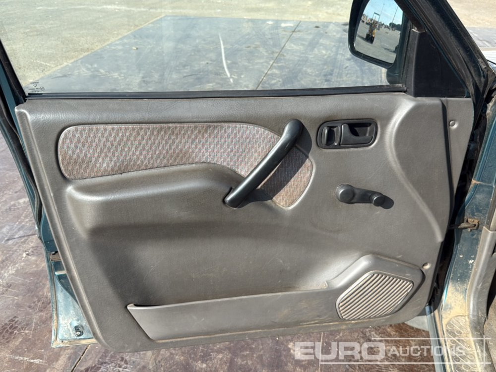 SUV 1995 Nissan Terrano II: photos 21