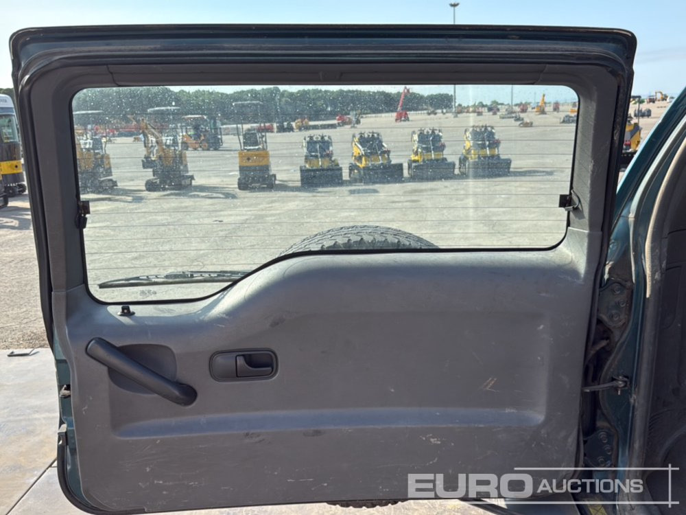 SUV 1995 Nissan Terrano II: photos 26