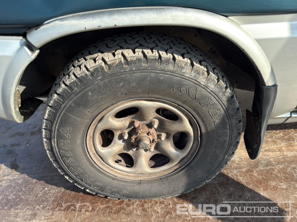 SUV 1995 Nissan Terrano II: photos 9