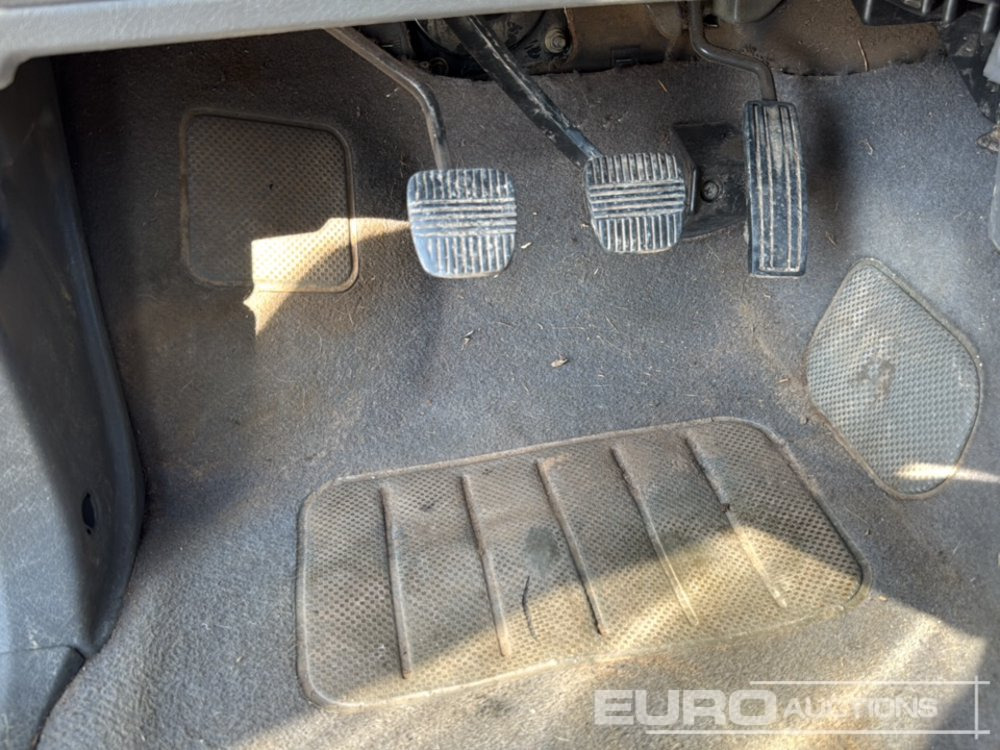 SUV 1995 Nissan Terrano II: photos 23