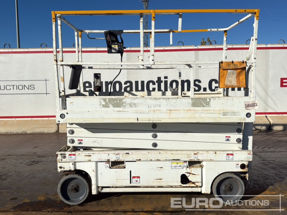 2014 Haulotte Compact 10 - Nacelle ciseaux: photos 2 2014 Haulotte Compact 10 - Nacelle ciseaux: photos 2