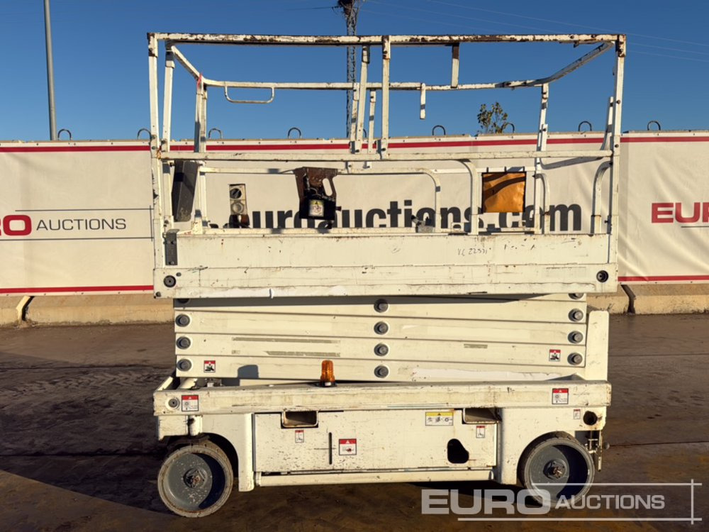 2014 Haulotte Compact 12 - Nacelle ciseaux: photos 2 2014 Haulotte Compact 12 - Nacelle ciseaux: photos 2