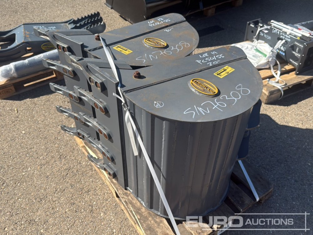 Strickland 30" Digging Bucket (2 of) - Godet: photos 1 Strickland 30" Digging Bucket (2 of) - Godet: photos 1