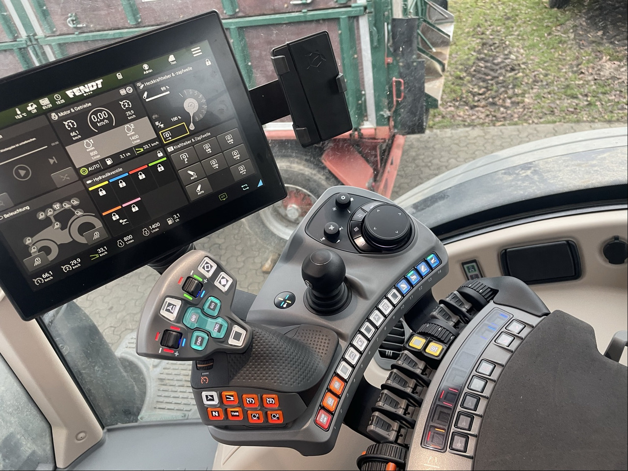 Fendt 728 Vario Gen7 Profi Setting1 - Tracteur agricole: photos 2 Fendt 728 Vario Gen7 Profi Setting1 - Tracteur agricole: photos 2