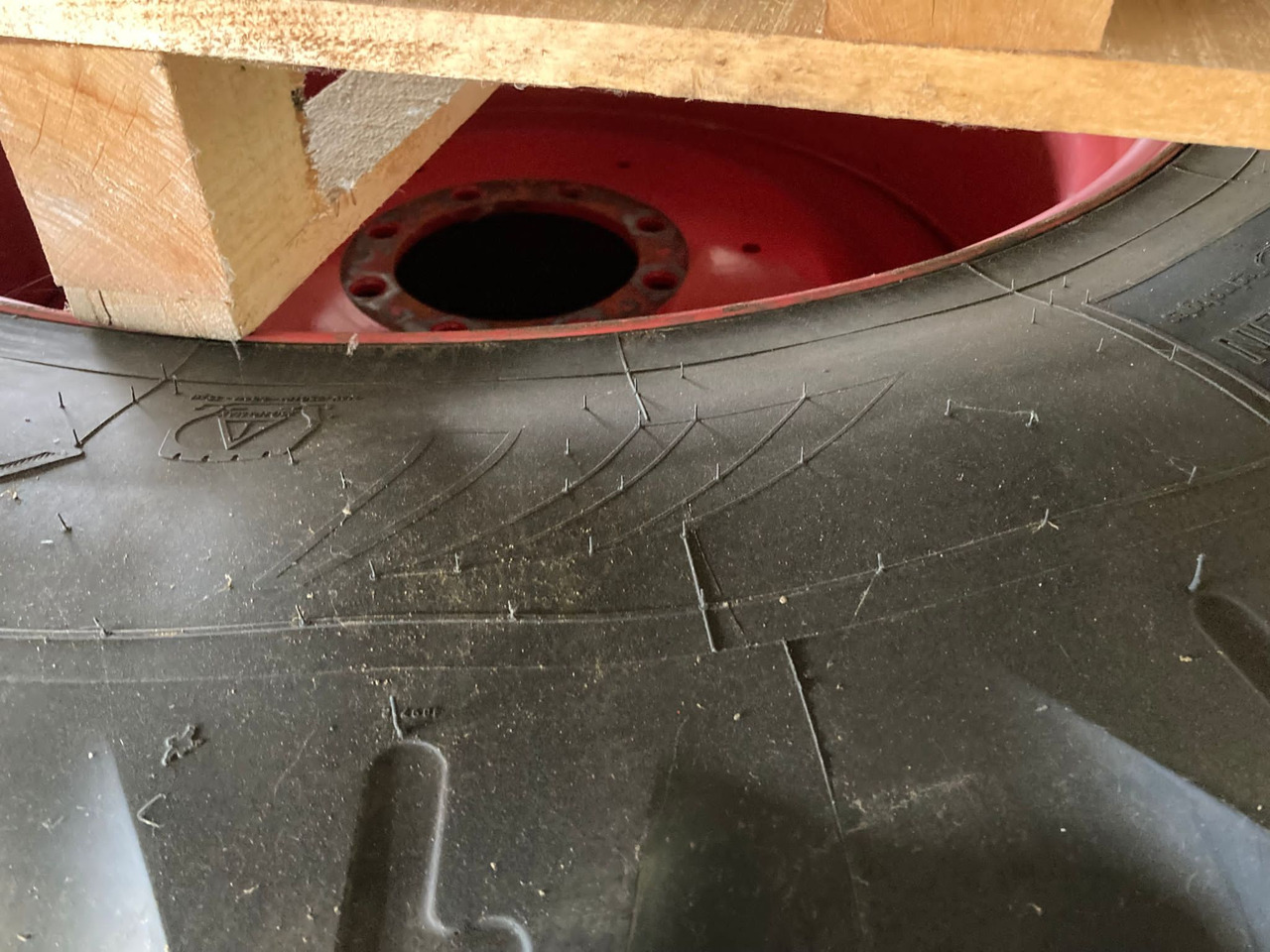 Fendt VF520/60R28 VF650/60R38 - Pneus et jantes: photos 2 Fendt VF520/60R28 VF650/60R38 - Pneus et jantes: photos 2