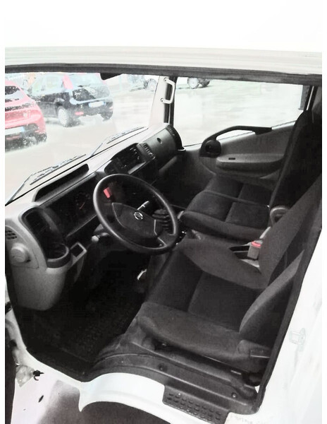 Nissan NT 400 - Cabine et intérieur pour Camion: photos 3 Nissan NT 400 - Cabine et intérieur pour Camion: photos 3