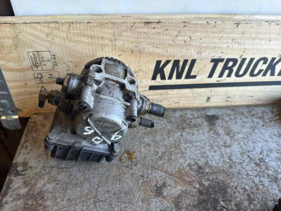 DAF VALVE 2047120 - Valve de frein pour Camion: photos 1 DAF VALVE 2047120 - Valve de frein pour Camion: photos 1