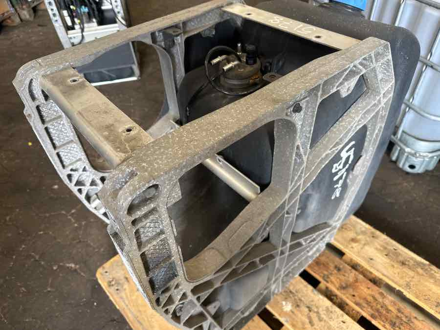 VOLVO ADBLUE TANK 21645367 - Préparation du carburant pour Camion: photos 1 VOLVO ADBLUE TANK 21645367 - Préparation du carburant pour Camion: photos 1