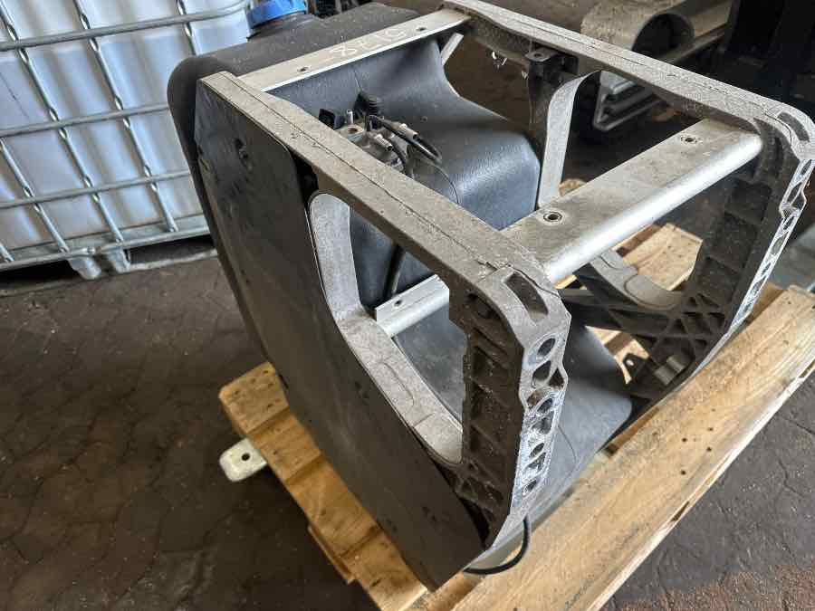 VOLVO ADBLUE TANK 21645367 - Préparation du carburant pour Camion: photos 2 VOLVO ADBLUE TANK 21645367 - Préparation du carburant pour Camion: photos 2