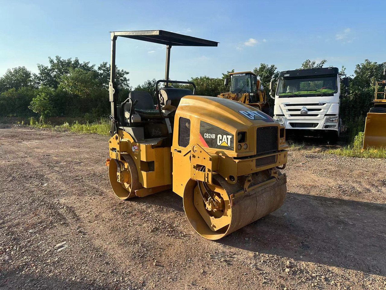 CATERPILLAR CB24B - Compacteur: photos 2 CATERPILLAR CB24B - Compacteur: photos 2