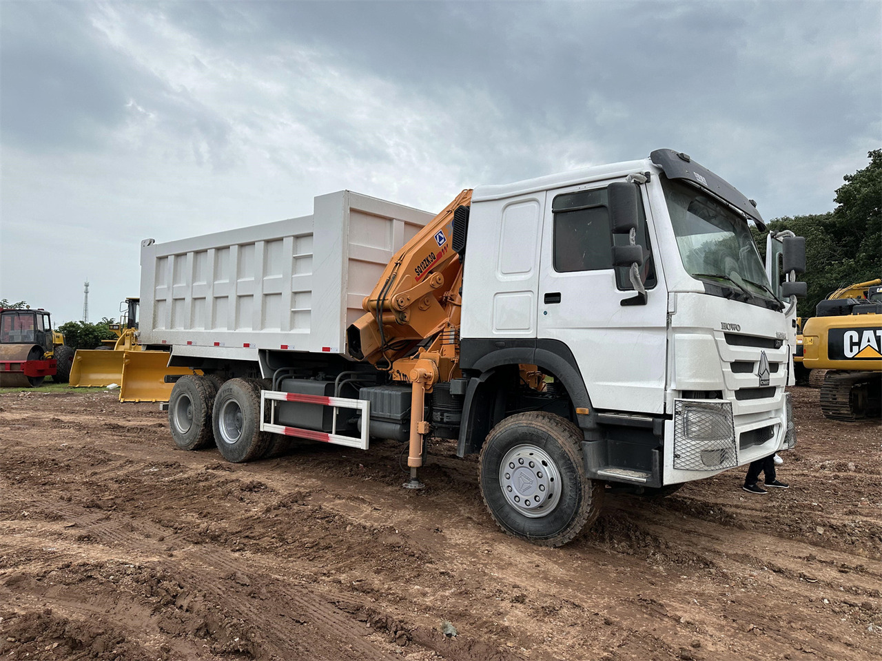 HOWO 371 Mounted Crane Dump truck - Camion grue: photos 4 HOWO 371 Mounted Crane Dump truck - Camion grue: photos 4