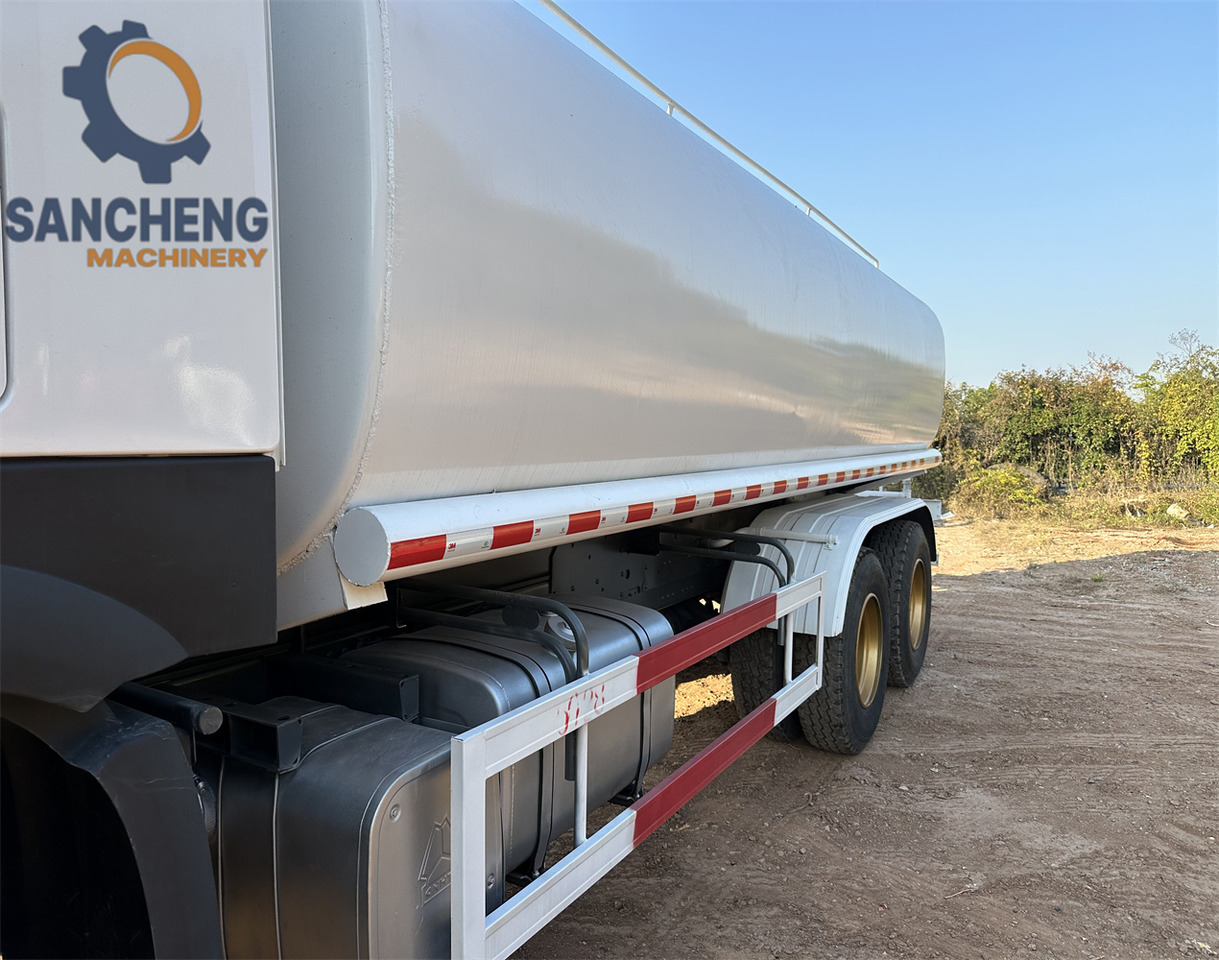 SINOTRUK HOWO 370HP 6x4 Water Tank Truck — crédit-bail SINOTRUK HOWO 370HP 6x4 Water Tank Truck: photos 10