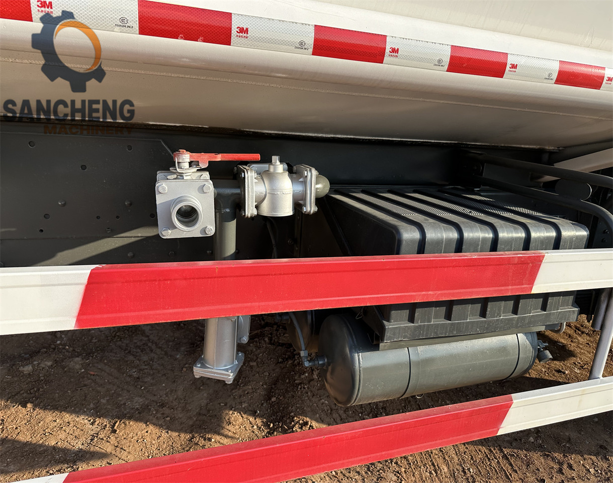 SINOTRUK HOWO 370HP 6x4 Water Tank Truck — crédit-bail SINOTRUK HOWO 370HP 6x4 Water Tank Truck: photos 9