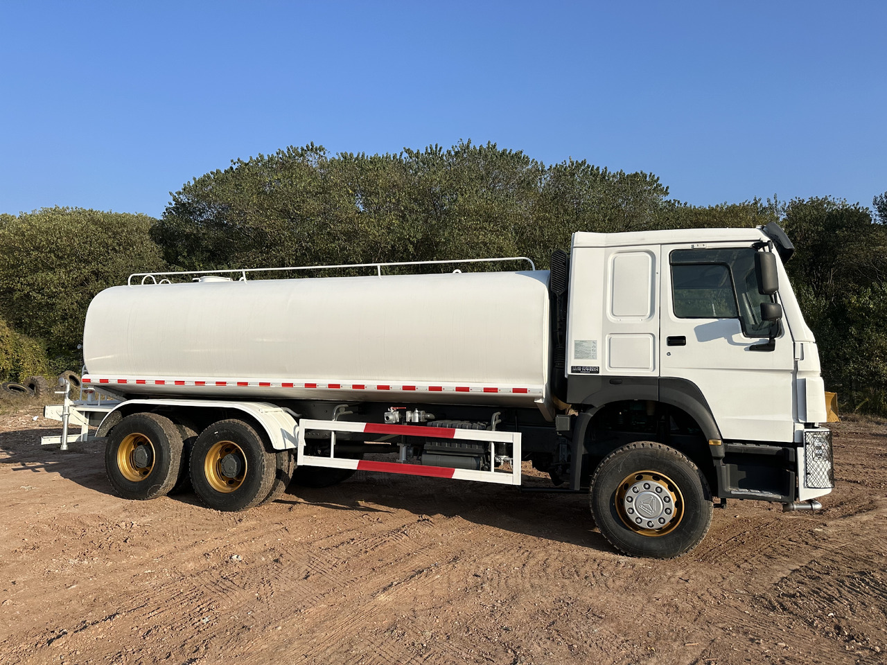 SINOTRUK HOWO 371 Water Tanker Truck - Camion citerne: photos 2 SINOTRUK HOWO 371 Water Tanker Truck - Camion citerne: photos 2