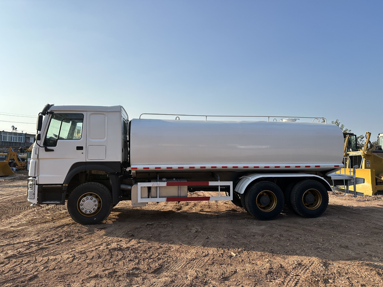 SINOTRUK HOWO 371 Water Tanker Truck - Camion citerne: photos 5 SINOTRUK HOWO 371 Water Tanker Truck - Camion citerne: photos 5