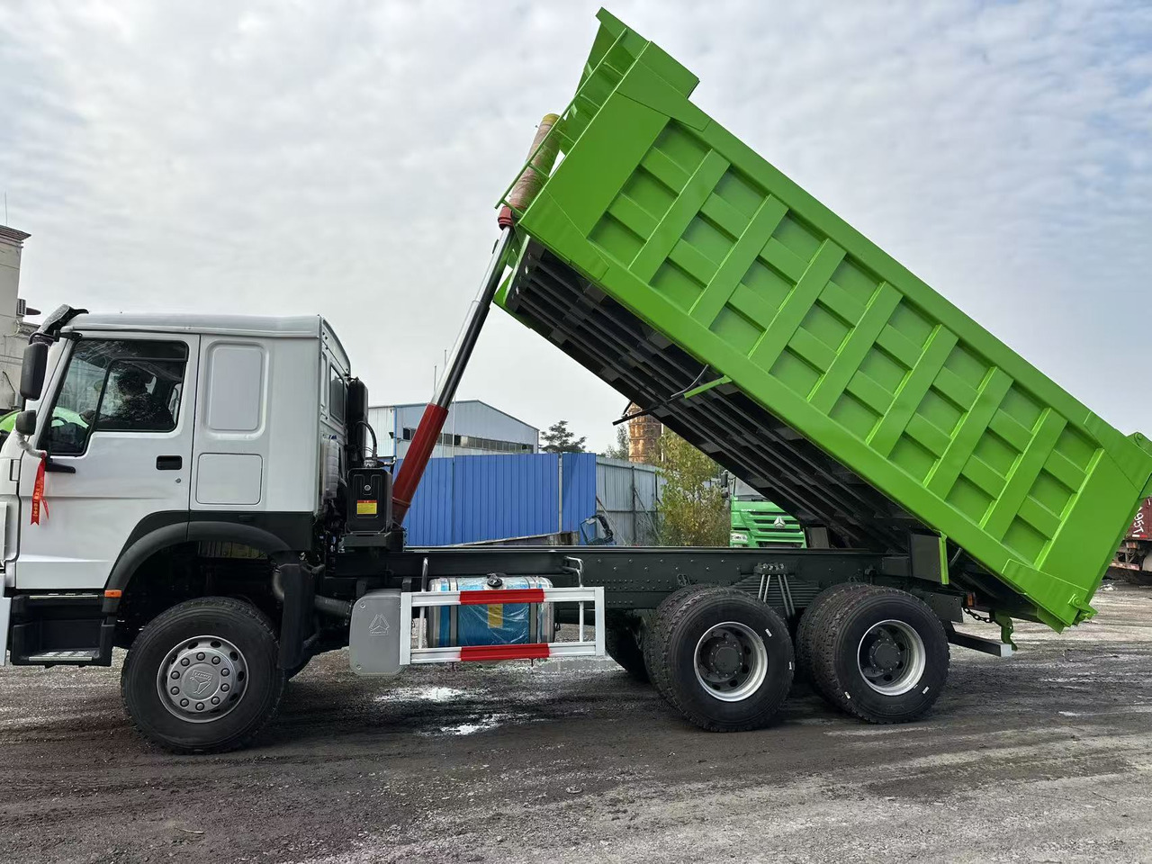 Camion benne pour transport de matériaux granulaires SINOTRUK HOWO 400HP 6X4 Tipper Truck: photos 7 Camion benne pour transport de matériaux granulaires SINOTRUK HOWO 400HP 6X4 Tipper Truck: photos 7